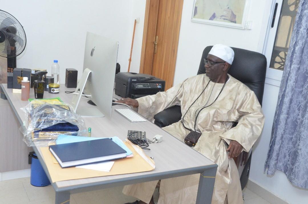 Serigne Fallou Mbacké Souhaibou dans son bureau