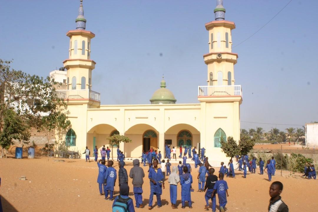 Cour et mosquée du CARFEIS avec les élèves